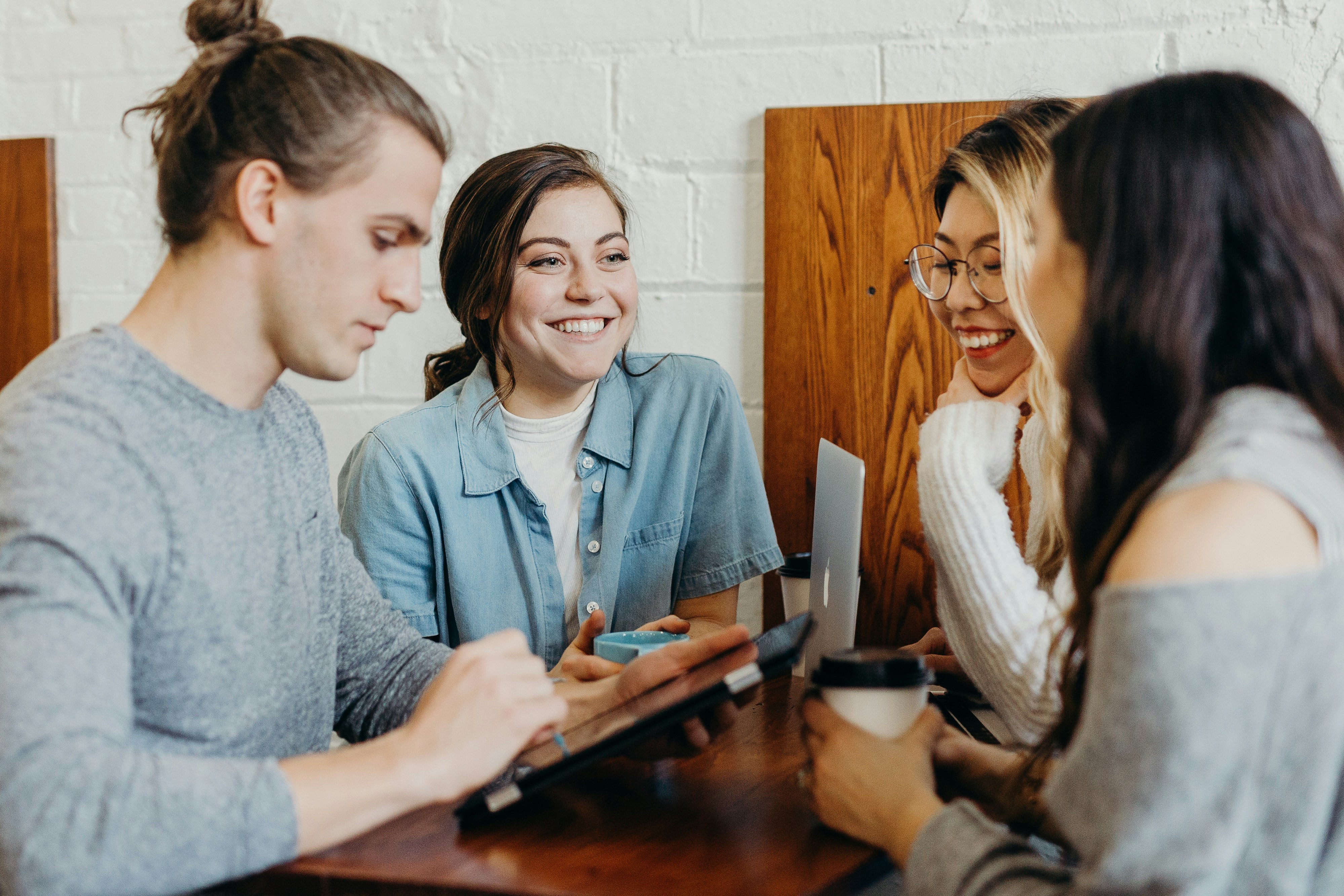 Students talking together around a cafe table